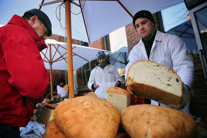 Un vendeur de pain sur un marché de Bucharest, en Roumanie, en 2010.