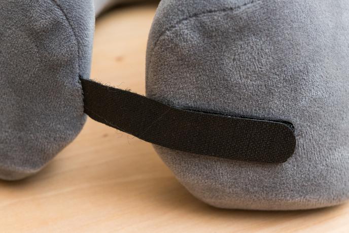 La sangle de réglage velcro permet d'adapter ce modèle à une large gamme de cols.