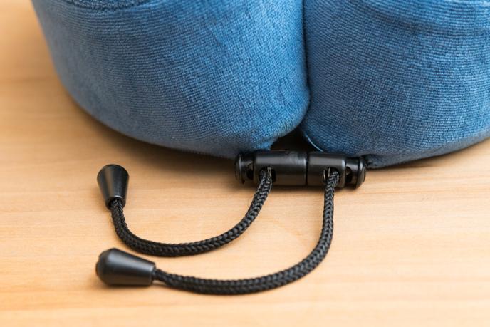Le meilleur système de réglage parmi tous les coussins testés: vous permet de choisir le niveau de serrage autour de votre cou.