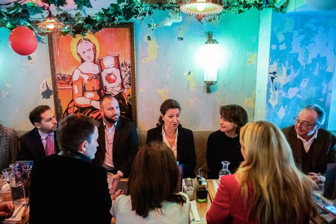 Agnès Buzyn (au centre) lors d’un déjeuner de travail avec son équipe de campagne, à Paris, lundi 17 février.
