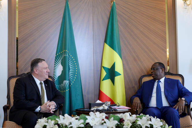 Le secrétaire d’Etat américain Mike Pompeo (à gauche) en compagnie du président sénégalais Macky Sall, à Dakar, le 16 février 2020.