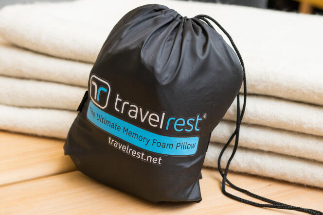 Le Travelrest se comprime en un tiers de sa taille dans son sac sanglé par une bande Velcro.