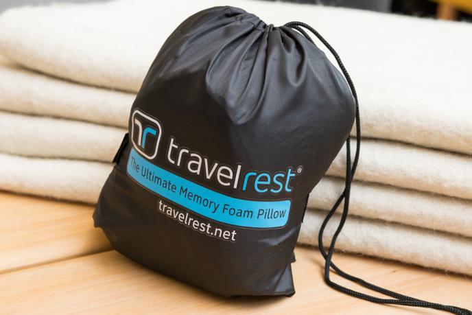 Travelrest est compressé au tiers de sa taille dans un sac Velcro.