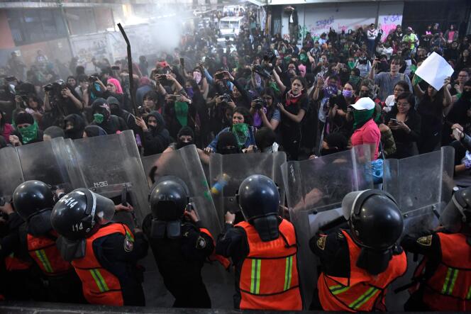 Des femmes en colère devant le siège du quotiden La Prensa, le 14 février à Mexico.