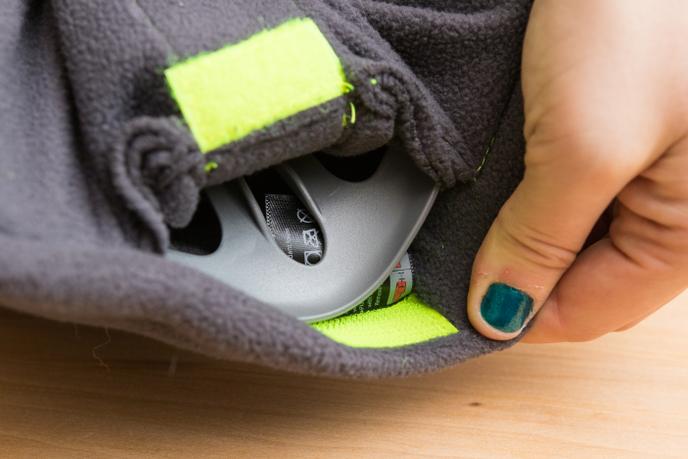 Le coussin Trtl se résume à une structure en plastique enveloppée dans une écharpe polaire, ce qui en fait le plus compact des coussins de voyage.
