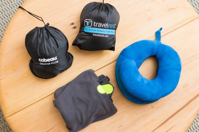 Quatre oreillers que nous recommandons (à partir de la gauche, dans le sens des aiguilles d'une montre): Evolution de Cabeau, Ultimate by Travelrest, Bcozzy et Trtl.
