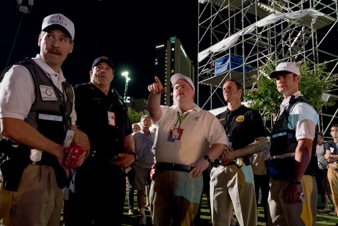 Paul Walter Hauser (au centre) incarne Richard Jewell dans « Le Cas Richard Jewell », réalisé par Clint Eastwood.