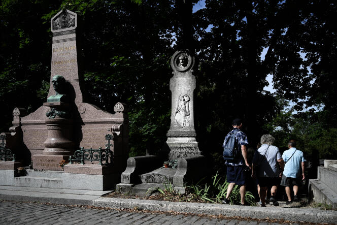 I turisti visitano il cimitero di Père-Lachaise il 22 luglio a Parigi.