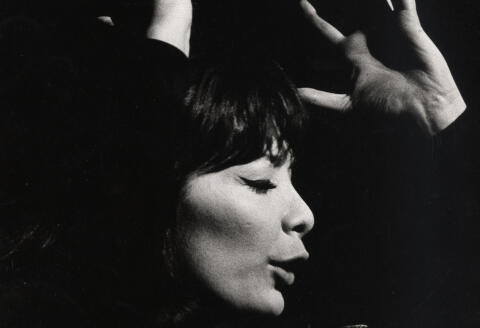 Juliette Gréco (1927-), chanteuse et actrice française née à Montpellier (France). En 1966.