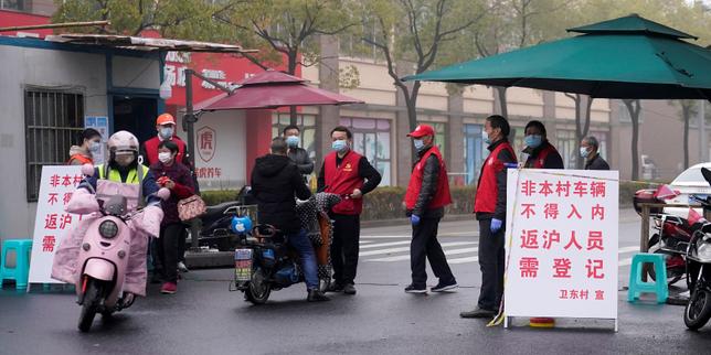 « Ils ont tout fermé et gardent l’entrée des résidences » : la Chine durcit les mesures de confinement face au coronavirus