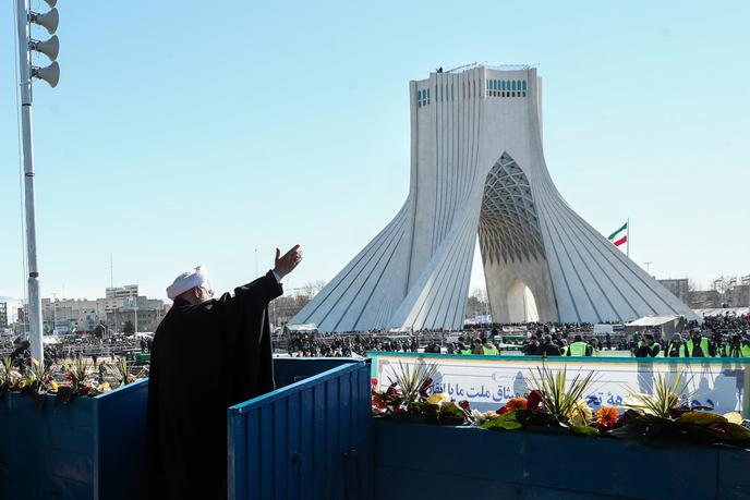 Le président iranien Hassan Rohani salue la foule lors de la commémoration du 41e anniversaire de la révolution islamique à Téhéran, le 11 février.