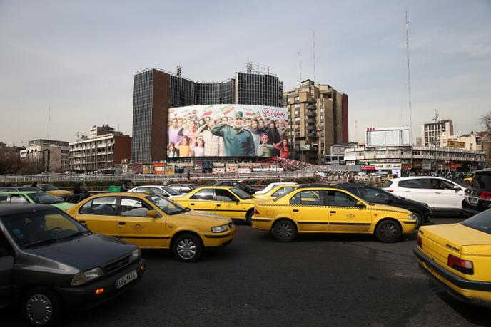 Place Valiasr, à Téhéran, le 15 février, où trône une immense représentation du général Soleimani, assassiné par un drone américain le 3 janvier.