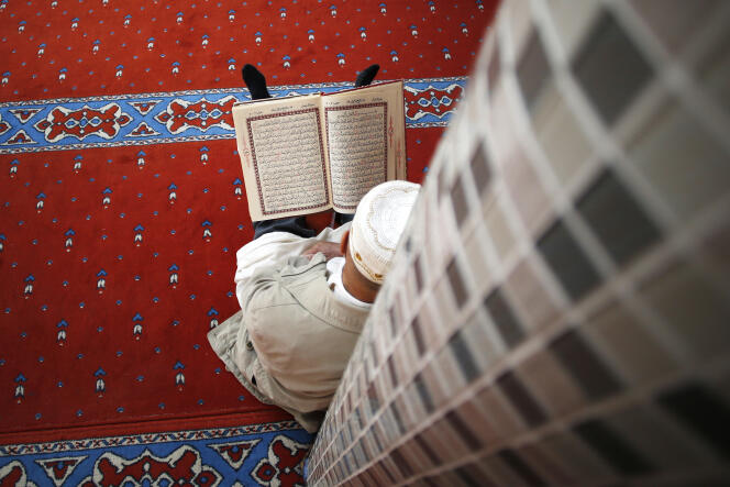 Un homme prie durant le ramadan, dans une mosquée du Havre, en mai 2018.