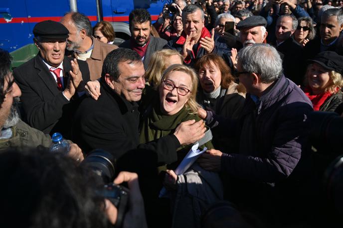 Devant le tribunal de Silivri, la porte-parole du mouvement de solidarité de Taksim, Mucella Yapici (au centre), laisse éclater sa joie après l’annonce de la libération de plusieurs figures de la société civile turque, le 18 février.