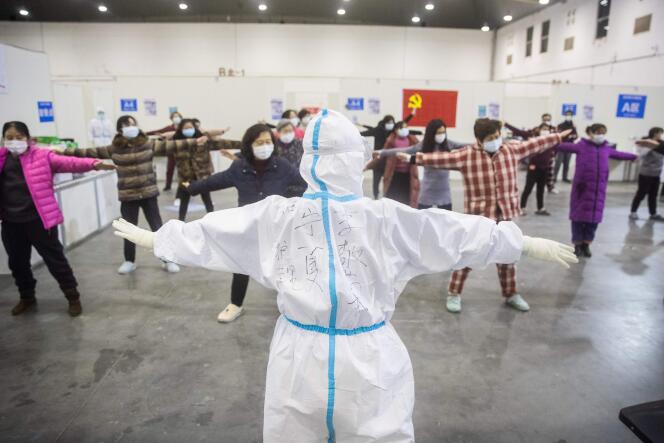 Séance d’exercices pour des patients ayant contracté les symptômes du coronavirus, dans un hall d’exposition converti en hôpital, à Wuhan, en Chine, lundi 17 février.