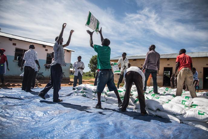 Des volontaires distribuent de l’aide alimentaire à Simiumbwe, en Zambie, le 22 janvier 2020.