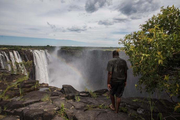 Un guide touristique marche au bord des chutes Victoria, à Livingstone, en Zambie, le 23 janvier 2020.