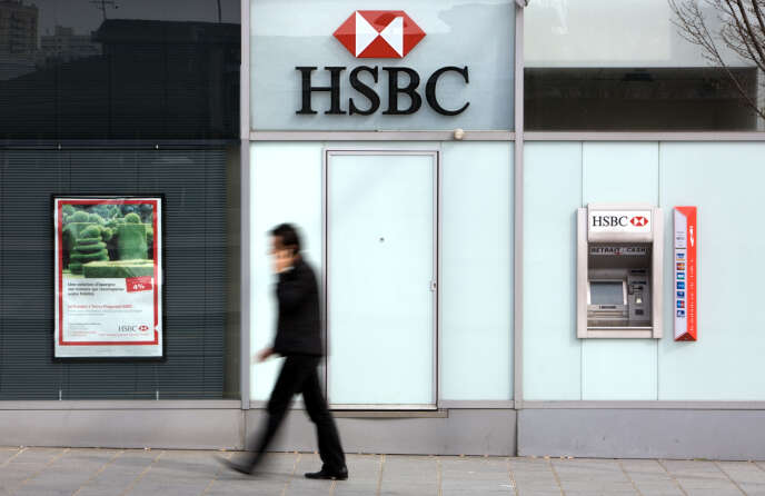 Devant une agence HSBC, à Paris, en 2010.