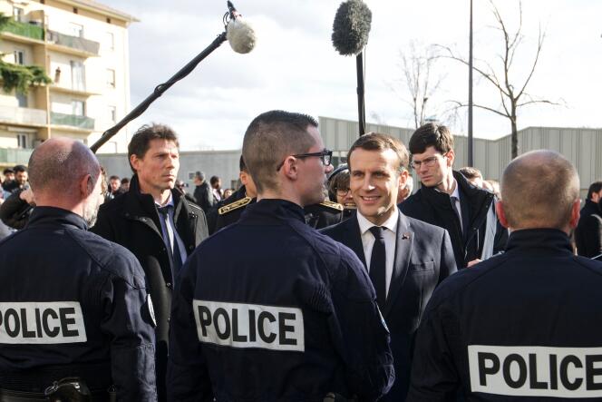 « On doit lutter contre le séparatisme parce que, quand la République ne tient pas ses promesses, d’autres essaient de la remplacer », a déclaré Emmanuel Macron, le 18 février, à Mulhouse. Il a par ailleurs rencontré des policiers du quartier de Bourtzwiller.