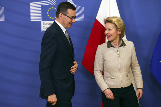 Le premier ministre polonais Mateusz Morawiecki et la présidente de la Commission européenne Ursula von der Leyen, à Bruxelles, le 6 février.