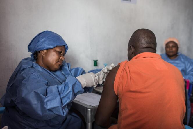 Un homme se fait vacciner contre le virus Ebola le 22 novembre 2019 à Goma, dans l’est de la RDC.