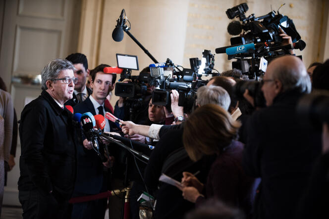 Jean-Luc Mélenchon répond aux journalistes dans la salle des Quatre colonnes, à l’Assemblée nationale le 17 février.
