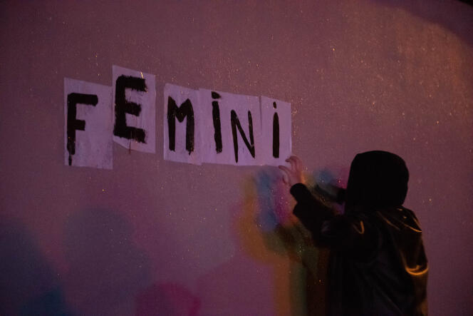 Des militantes féministes collent des slogans, à Lannion (Côtes-d’Armor), en décembre 2019.