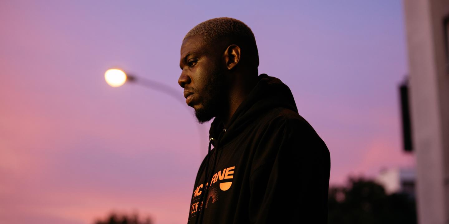 Le charme et la misère du ghetto dans le flow du rappeur Dinos