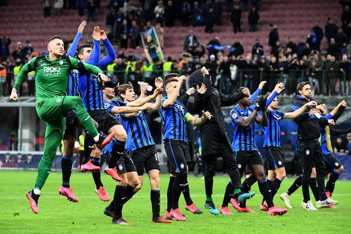 Các cầu thủ Atalanta, hồ hởi sau trận đấu với Valencia vào ngày 19 tháng 2, tại sân vận động San Siro ở Milan.