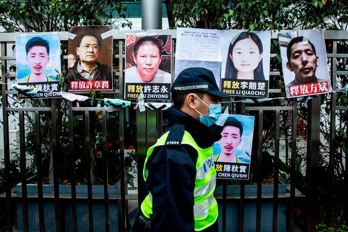 Des affiches de soutien aux dissidents chinois, dont Xu Zhiyong, le 19 février à Hongkong, devant le bureau de liaison de Pékin.