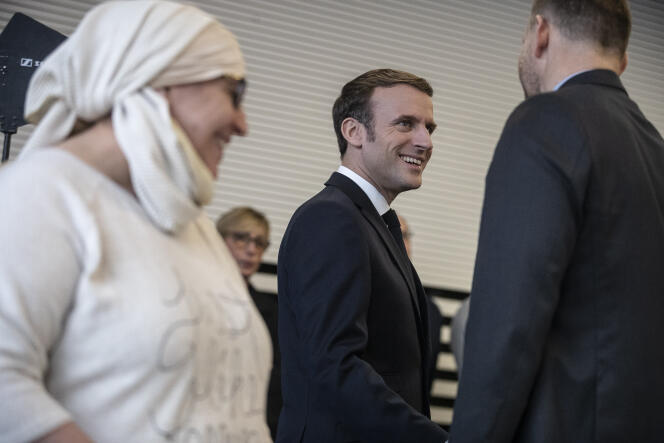 Emmanuel Macron rencontre des représentants d’associations locales lors de son déplacement à Mulhouse, le 18 février.
