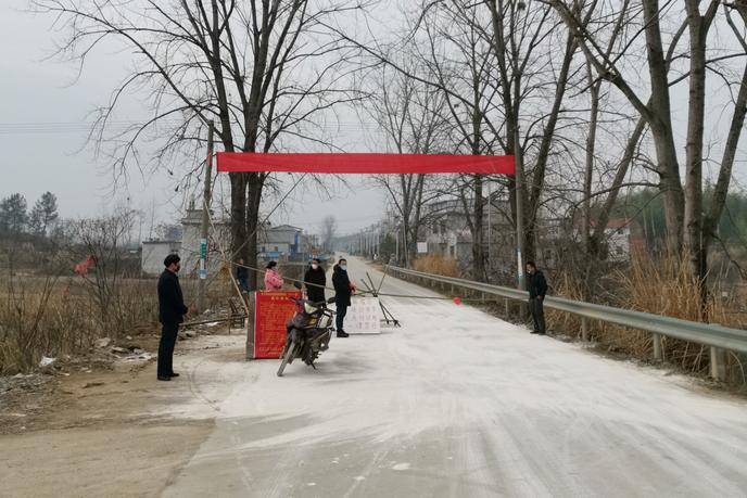 L’entrée du bourg de Lannichong, à une centaine de kilomètres de Wuhan, surveillé par le comité villageaois, fin janvier, en raison de l’épidémie de Covid-19.