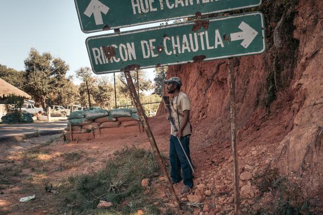 Des membres de la police communautaire à Ayahualtempa, le 27 janvier.