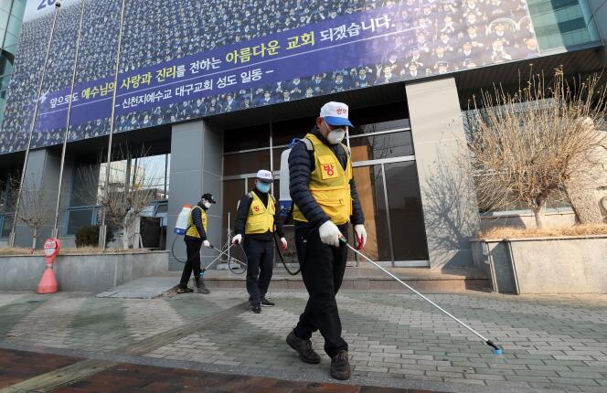 Devant un bâtiment de l’Eglise de Jésus Shincheonji (« nouveau monde », à Daegu (Corée du Sud), le 20 février 2020.