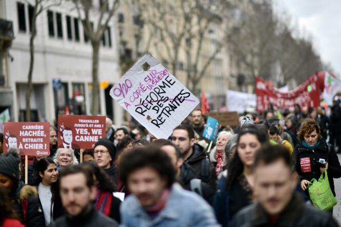 Une partie du défilé parisien, le 20 février, pour la dixième journée interprofessionnelle de manifestations, alors que le projet de loi poursuit son examen chahuté à l’Assemblée nationale.