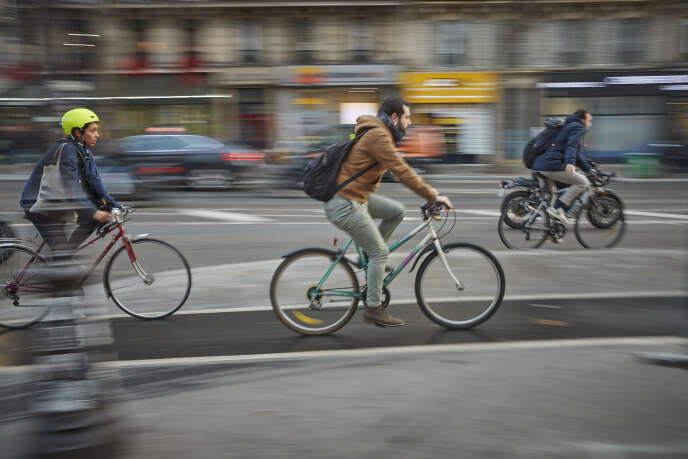 Des Parisiens à vélo, au treizième jour de grève des transports publics, à Paris, le 17 décembre 2019.