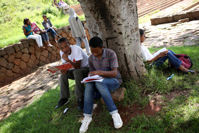 Des étudiants révisent à l’extérieur de l’université d’Antananarivo, à Madagascar, en décembre 2013.
