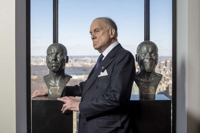 Ronald Lauder, dans son bureau à New-York, le 19 février, avec deux sculptures de l’artiste austro-allemand Franz Xaver Messerschmidt.