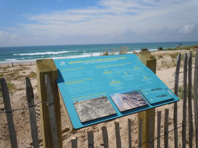Panneaux de sensibilisation sur les risques côtiers réalisés par l’ONG Surfrider Foundation Europe sur les plages de Lacanau (Gironde).