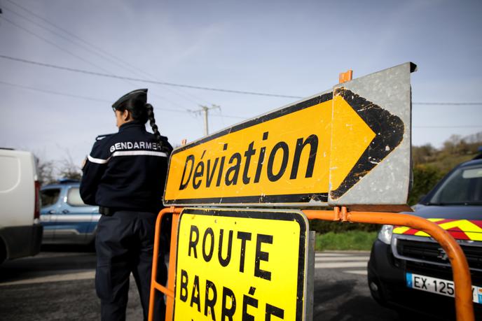 Le 21 février, près de Branville, en Normandie, une déviation est mise en place avant l’arrivée de 34 ressortissants français rapatriés de Wuhan avant leur mise à l’isolement.