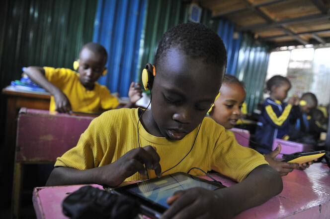 Des élèves de Kawangware, un bidonville de Nairobi, au Kenya, utilisent une tablette créée par une entreprise locale, en octobre 2015.