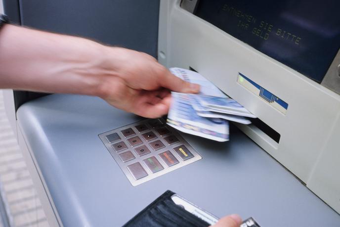 Khách hàng phàn nàn về việc rút tiền gian lận với số tiền 5.390 euro.