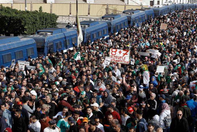 Des milliers d’Agériens réunis pour célébrer le premier anniversaire du soulèvement populaire, à Alger le 21 février 2020.