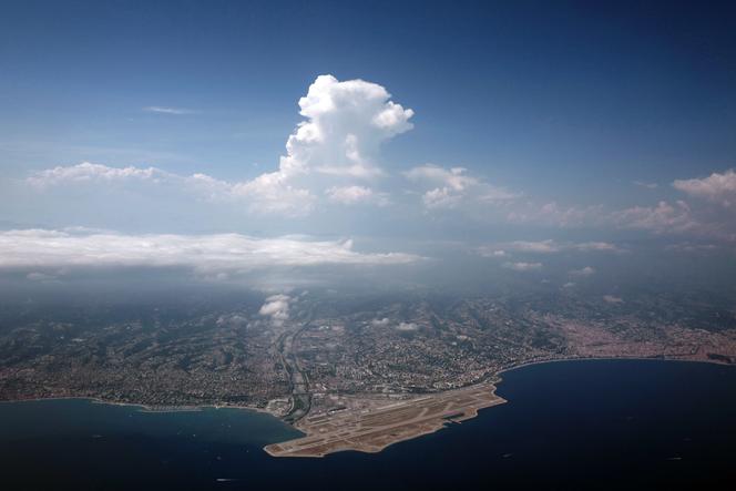 L’aéroport de Nice, comme de nombreux aéroports européens, est vulnérable face à la montée des eaux provoquée par le changement climatique. 