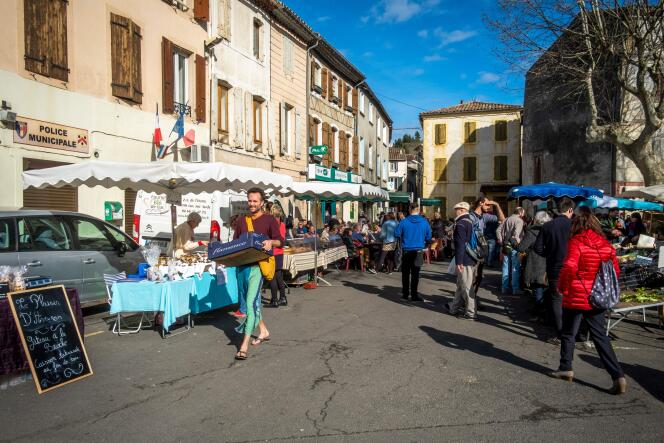 Garder des centres-villes animés est un défi dans les petites communes (ici, marché à Espéraza dans l’Aude, début février), qui hésitent entre privilégier l’accès en voiture aux commerces et des zones piétonnes.