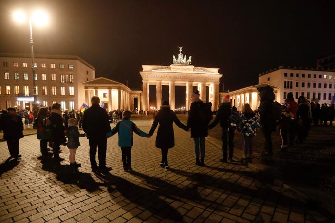 Hommage aux victimes de l’attentat de Hanau, au pied de la porte de Brandebourg à Berlin, le 20 février.