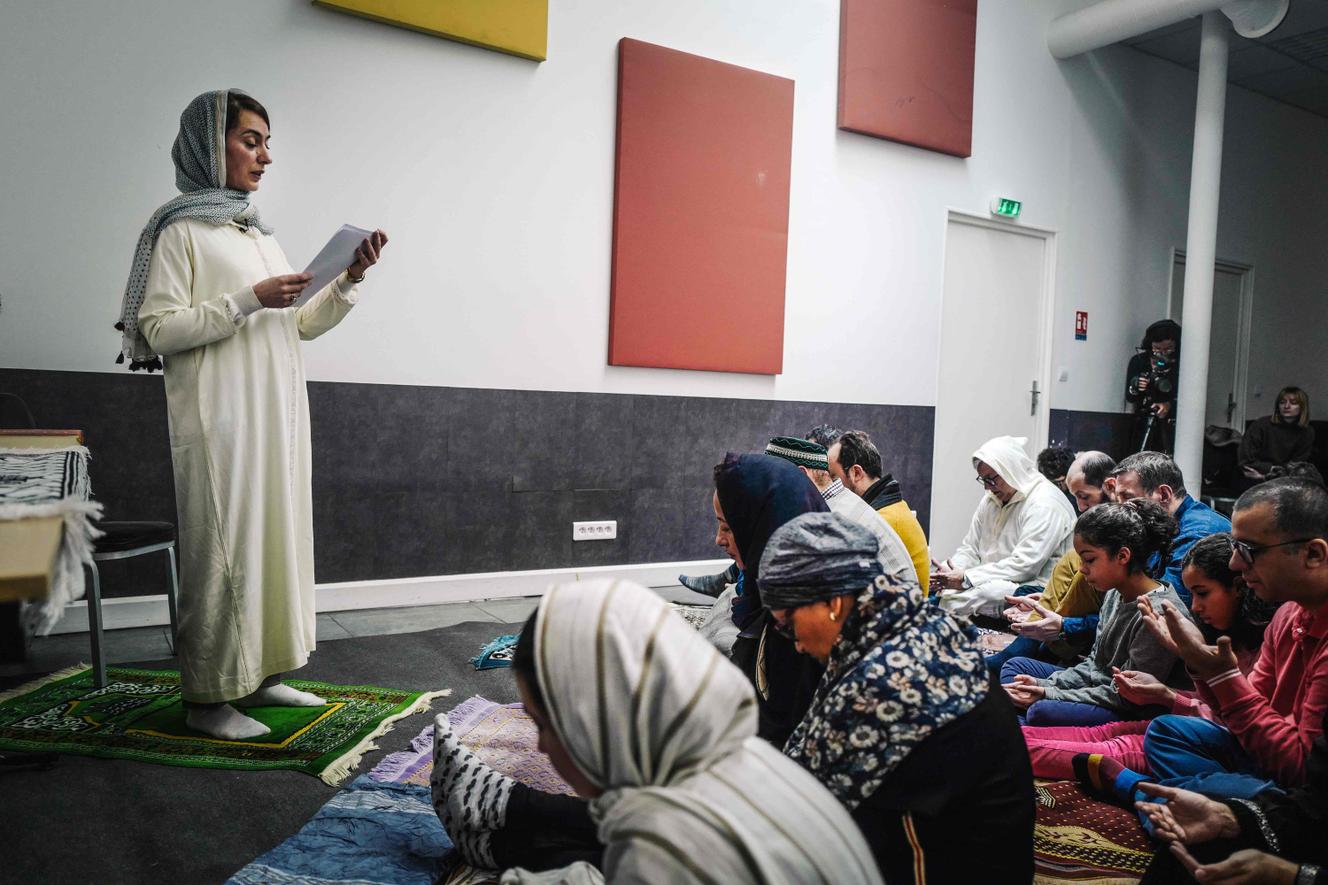 L’imame Kahina Bahloul lors de la prière organisée par la mosquée Fatima, à Paris, en février 2020.