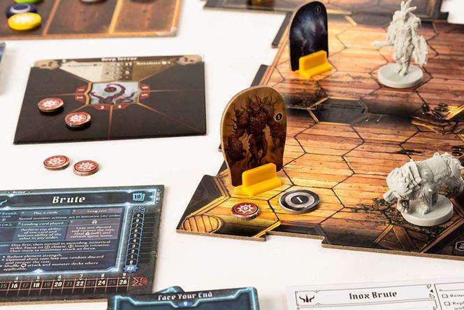 Le jeu de société Gloomhaven.