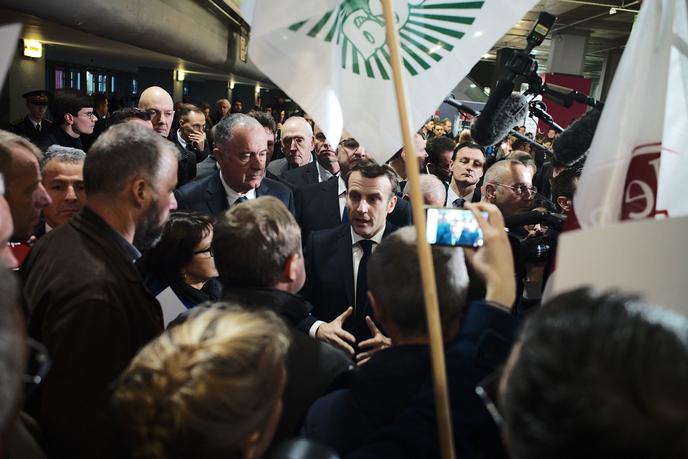 Pris A Partie Au Salon De L Agriculture Macron Promet De Recevoir Un Groupe De Gilets Jaunes