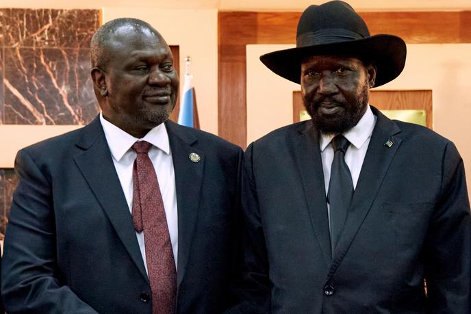 Le président sud-soudanais Salva Kiir (à droite) serre la main de son ex-rival devenu premier vice-président, Riek Machar, afin de tenter d’instaurer la paix dans le pays, le 22 février.